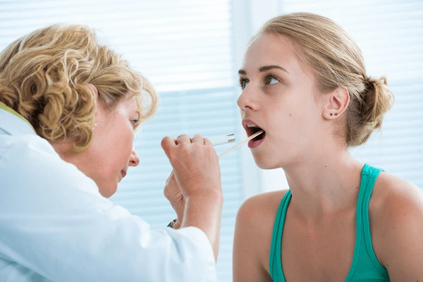 why-doctors-look-at-the-tongue-when-you-go-to-the-hospital